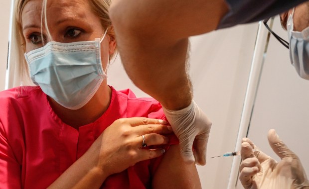 Trzecia dawka szczepionki jesienią potrzebna? Opinia eksperta