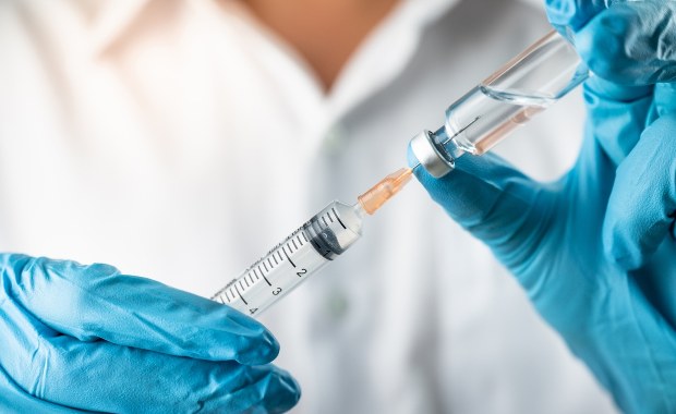 Trzecia dawka szczepionki przeciw Covid-19 dla wszystkich dorosłych 