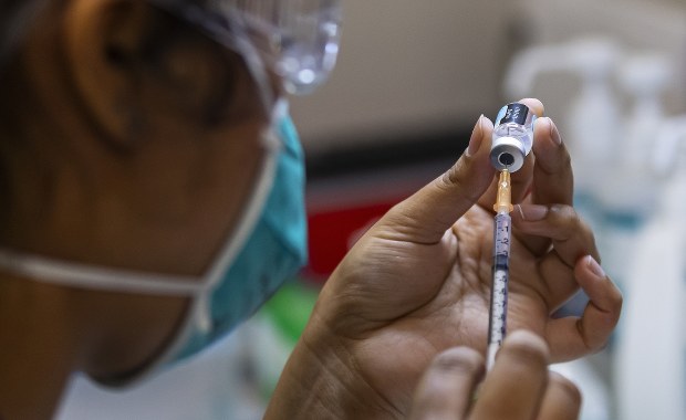 Trzecia dawka szczepionki przeciw Covid-19. Ilu chętnych?