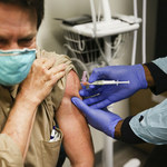 Trzecia dawka szczepionki przeciw COVID-19. Jakie skutki uboczne? 