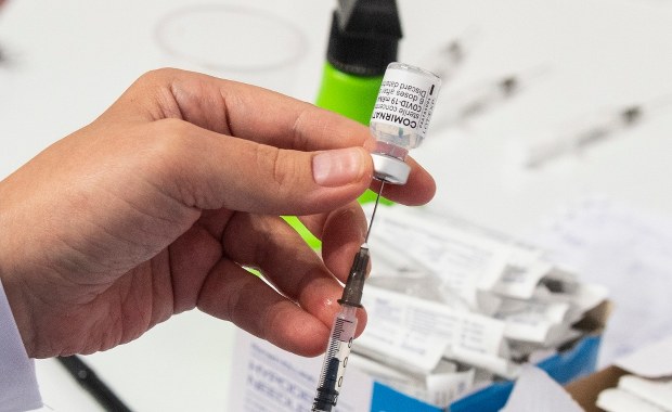 Trzecia dawka szczepionki przeciw Covid-19. Jest rekomendacja Rady Medycznej