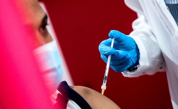 Trzecia dawka szczepionki przeciw Covid-19: Ruszyła rejestracja ludzi 50+ i medyków