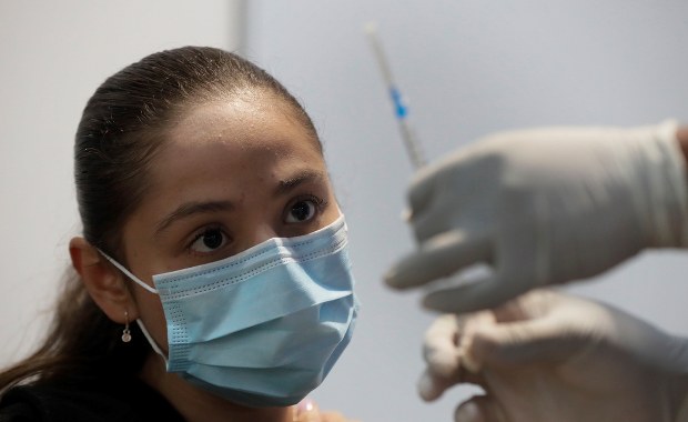 Trzecia dawka szczepionki przeciw Covid-19? "Sprawa otwarta"