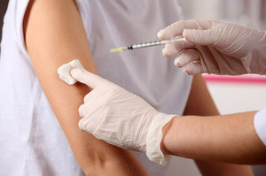 Trzecia dawka szczepionki przeciwko COVID-19 - dla kogo jest koniecznością?