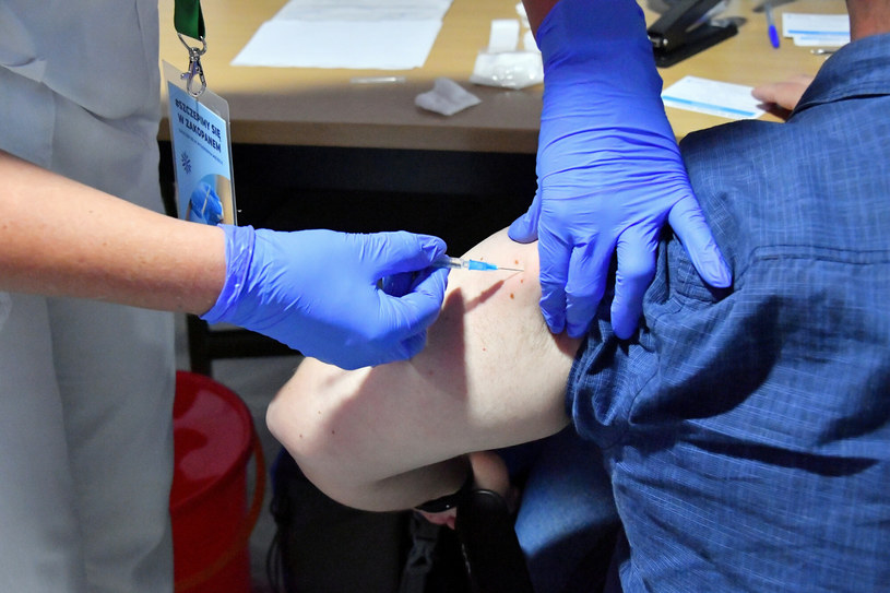 Trzecią dawkę szczepionki przeciw COVID-19 będą mogły otrzymać kolejne osoby /Pawel Murzyn/East News /East News