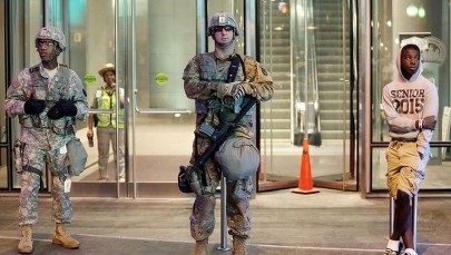 Trzecia noc protestów i godzina policyjna w Charlotte. Zmarł 26-latek, postrzelony podczas zamieszek