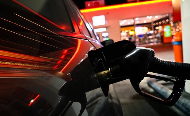 Trzej policjanci z zarzutami po wydarzeniach na stacji paliw. Pobicie czy uzasadniona interwencja? 