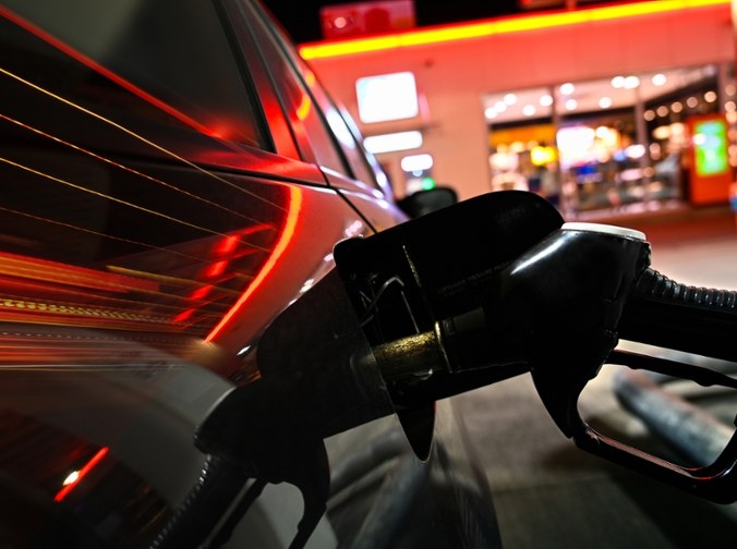 Trzej policjanci z zarzutami po wydarzeniach na stacji paliw. Pobicie czy uzasadniona interwencja? 