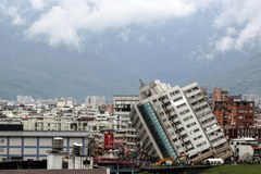 Trzęsienia ziemi na Tajwanie. Budynki przechylone o 45 stopni 