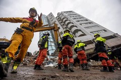 Trzęsienia ziemi na Tajwanie. Budynki przechylone o 45 stopni 