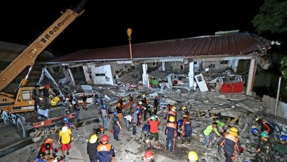 Trzęsienie ziemi na Filipinach: Są zabici i ranni, uwięzieni pod gruzami. "Słychać, jak płaczą"
