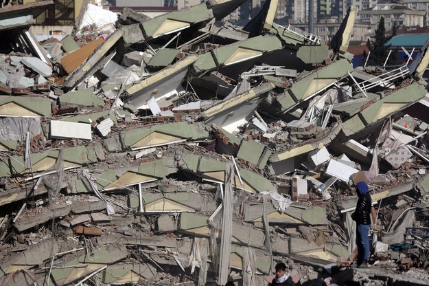Trzęsienie ziemi nawiedziło Turcję w poniedziałek /ABIR SULTAN /PAP/EPA