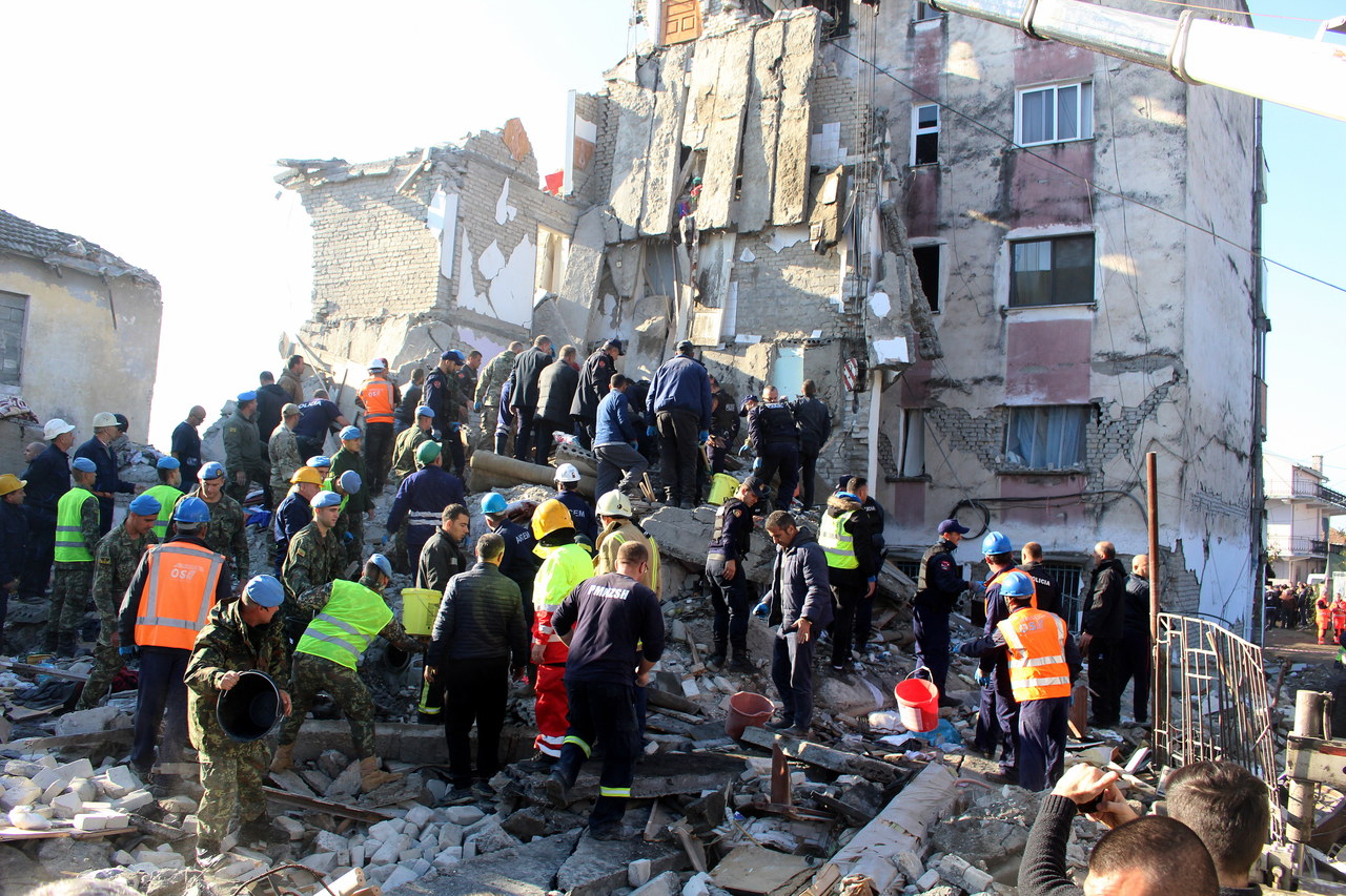 Trzęsienie ziemi w Albanii. Trwa walka z czasem, pod gruzami wciąż są ludzie