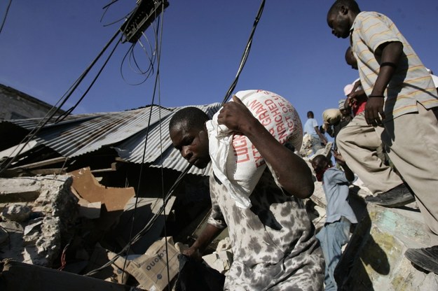 Trzęsienie ziemi w Haitii w 2010 roku /ORLANDO BARRIA /PAP/EPA