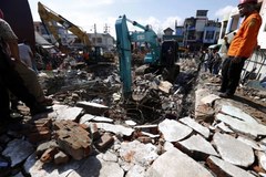 Trzęsienie ziemi w Indonezji: Ponad 100 ofiar śmiertelnych, setki zawalonych budynków
