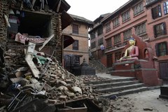Trzęsienie ziemi w Nepalu. Dramatyczna walka o dotarcie do zasypanych osób