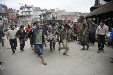 Trzęsienie ziemi w Nepalu. Nie żyje ponad tysiąc osób, zasypani zostali himalaiści
