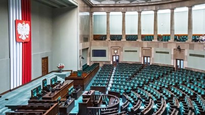 Trzęsienie ziemi w sondażu CBOS. Trzy partie poza Sejmem, jedna z rekordowym wzrostem