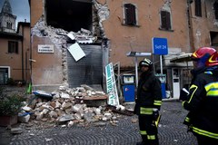 Trzęsienie ziemi we Włoszech: Zniszczone budynki, gruzy na ulicach