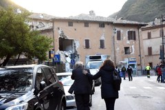 Trzęsienie ziemi we Włoszech: Zniszczone budynki, gruzy na ulicach