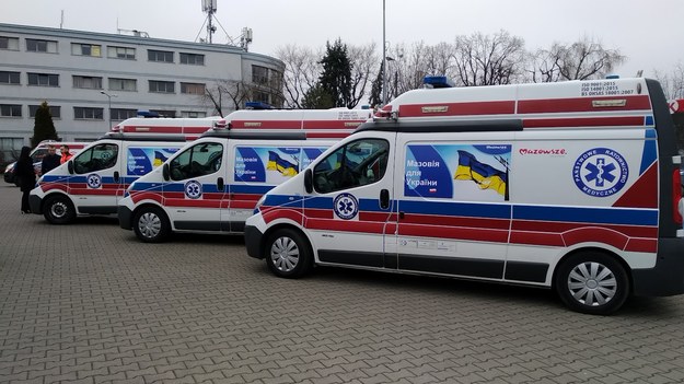 Trzy ambulanse przekazane przez samorząd województwa mazowieckiego wyruszyły na przejście granicznie w Zosinie. /Przemysław Mzyk /RMF MAXX