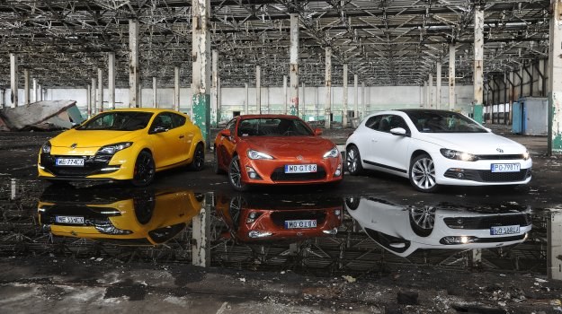 Trzy auta i trzy koncepcje nadwozia. Toyota to typowe coupe 2+2, Renault to usportowiony kompakt, a Volkswagen – wariacja na temat Golfa /Motor