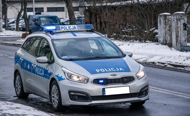 Trzy ciała w mieszkaniu. Służby zawiadomili sąsiedzi