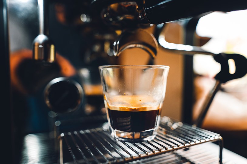 Trzy - cztery filiżanki kawy mają korzystny wpływ na nasze zdrowie /123RF/PICSEL