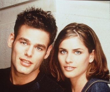 Trzy dni po zakończeniu zdjęć do "Jak ugryźć 10 milionów" Amanda Peet opuściła swój rodzinny Nowy Jork i przeniosła się do Kalifornii, gdzie rozpoczęła pracę na planie utrzymanego w konwencji komedii romantycznej serialu "Jack i Jill" (1999-2001). 

W 2000 roku znalazła się na liście Najpiękniejszych Ludzi magazynu "People", a wkrótce potem zagrała w szeregu filmów z doborową obsadą.