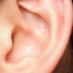 Trzy domowe sposoby na pryszcze w uchu