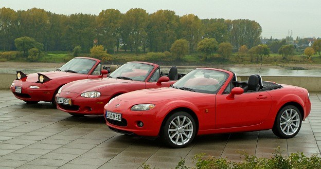 Trzy dotychczasowe generacje Mazdy MX-5, od lewej: NA (1989-1998), NB (1998-2005), NC (2005-2014) /Mazda