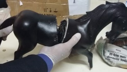 Trzy kg kokainy w drewnianym koniku. Miał trafić do Polski