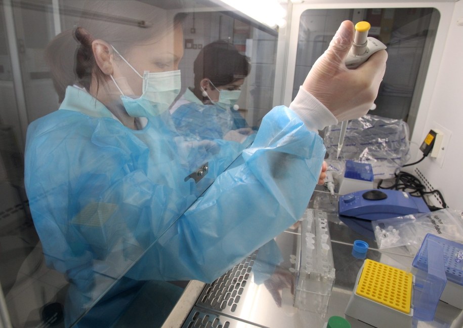 Trzy kolejne przypadki śmiertelnych zatruć czekają na ostateczne potwierdzenie, że przyczyną zgonu był metanol /Tomasz Waszczuk /PAP