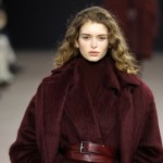 Trzy kolory płaszczy, które królują w październiku. Każdy pasuje do jeansów