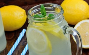 Trzy korzyści zdrowotne z picia lemoniady. Unikaj, jeśli cierpisz refluks