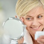 Trzy kosmetyczne triki, które powinna znać każda kobieta po 50. Gładka i promienna skóra każdego dnia