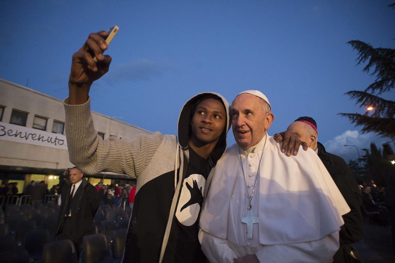 Trzy kraje, w których ludzie deklarują najczęściej największy podziw i przywiązanie do Franciszka, to Portugalia, Filipiny i Argentyna /EPA/OSSERVATORE ROMANO /PAP/EPA