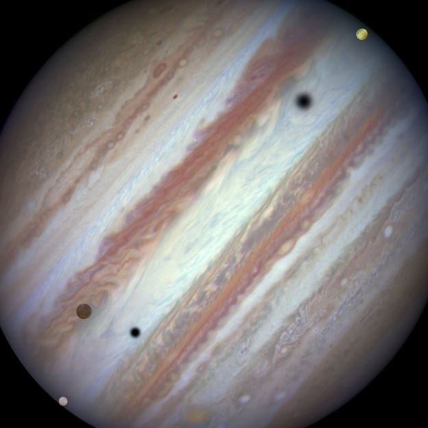 Trzy księżyce i dwa cienie na tle tarczy Jowisza /NASA, ESA, Hubble Heritage Team /materiały prasowe