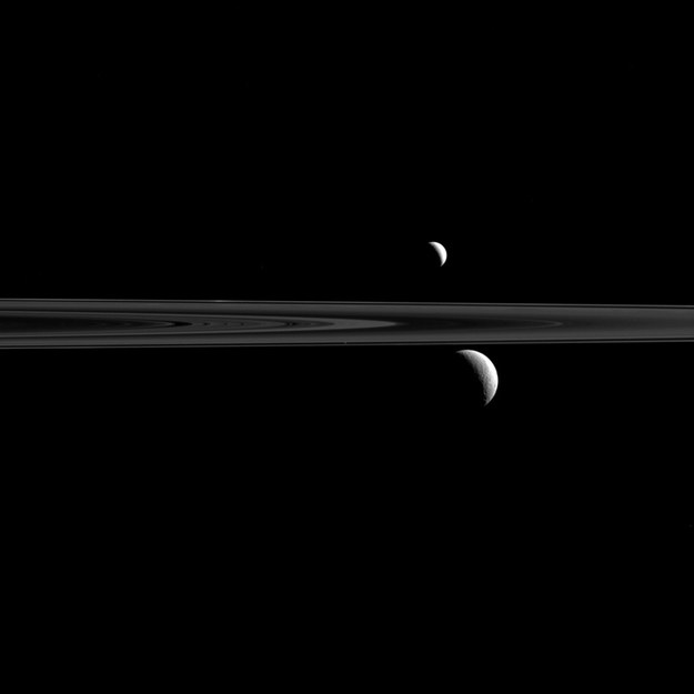 Trzy księżyce Saturna na tle pierścieni /NASA/JPL-Caltech/Space Science Institute /materiały prasowe