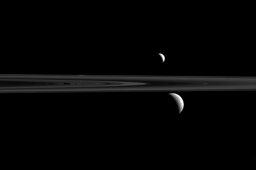 Trzy księżyce Saturna na tle pierścieni /NASA