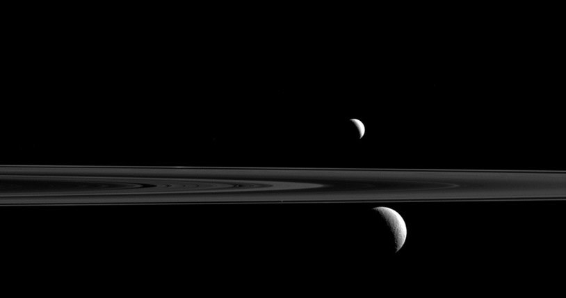 Trzy księżyce Saturna na tle pierścieni /NASA