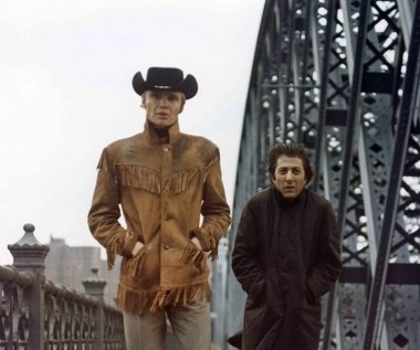 Trzy lata później aktor zagrał w filmie "Nocny kowboj" Johna Schlesingera, zaliczanym dzisiaj do klasyki amerykańskiego kina. I chyba nie można wyobrazić sobie bardziej odmiennej postaci od "młodego absolwenta". Kulejący naciągacz i złodziejaszek Enrico "Ratso" Rizzo jest na ekranie raz odrażający, to znowu zupełnie bezbronny. To była brawurowa kreacja 32-letniego Hoffmana.

"Skąd miałem wiedzieć, że 'Nocny kowboj' czy 'Mały wielki człowiek' to ważne, znaczące filmy, skoro amerykańska publiczność nie chciała ich oglądać? Dziś zalicza się je do klasyki, ale wtedy producenci byli załamani, liczyli straty" - przyznał po latach aktor.