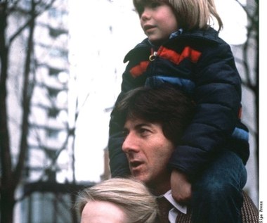 Trzy lata później Dustin Hoffman wystąpił w filmie "Sprawa Kramerów", który przyniósł mu pierwszego w karierze Oscara. Aktor wciela się tutaj w postać Teda Kramera, który porzucony przez żonę poświęca się wychowaniu sześcioletniego Billy'ego.

Film Roberta Bentona nie jest filmem politycznym, ale również reprezentuje kierunek, w jakim poszła amerykańska kinematografia lat 70., a później 80. XX wieku. Coraz częściej pojawiały się wówczas filmy, których twórcy nie upiększali świata swoich bohaterów zgodnie z ideologią "amerykańskiego snu", lecz pokazywali realia zwykłego życia.