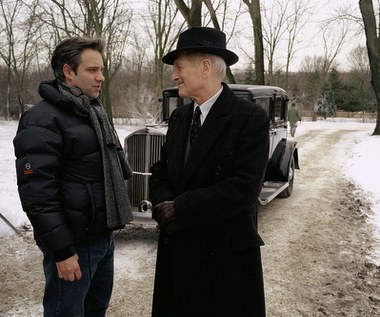 Trzy lata później Mendes powrócił na wielki ekran z dramatem gangsterskim "Droga do zatracenia". Film, w którym wystąpili m.in. Jude Law i Paul Newman, przyniósł twórcom sześć nominacji do Oscara, z których jedna zamieniła się w statuetkę za najlepsze zdjęcia (Conrad L. Hall). Jego głównym bohaterem jest Michael Sullivan (w tej roli Tom Hanks) - zawodowy zabójca pracujący dla irlandzkiej mafii, a prywatnie ojciec dwóch synów, który nie radzi sobie w relacjach z nimi. Sytuacja komplikuje się, gdy starszy z synów staje się świadkiem egzekucji dokonanej przez Michaela. "W każdym człowieku istnieje dobro i zło. Nigdy nie szukam wyłącznie dobra lub zła" - mówił Mendes o postaci granej przez Hanksa.