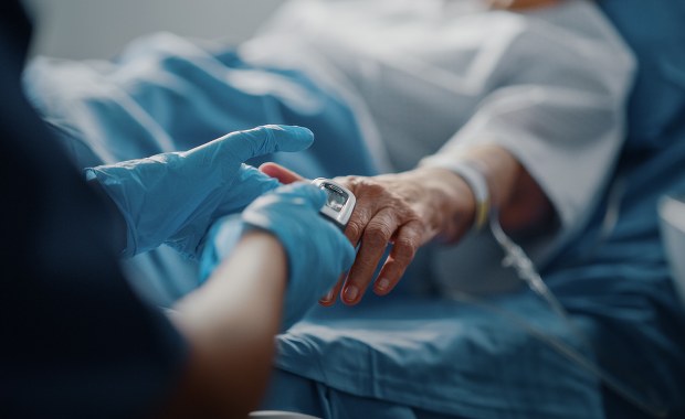 Trzy lata z Covid-19. "Niektórzy pacjenci będą się leczyć do końca życia"