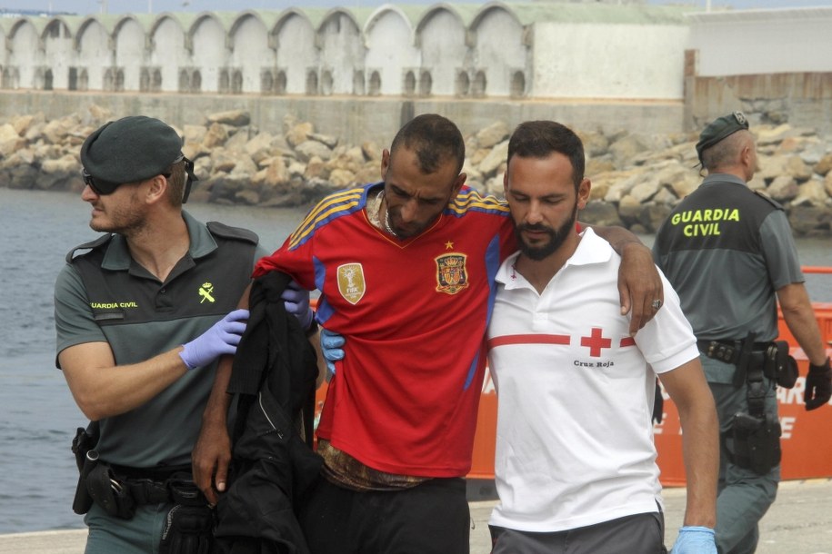 Trzy łodzie, na których znajdowało się ponad 150 osób, uratowano w Cieśninie Gibraltarskiej. /J. Ragel /PAP/EPA