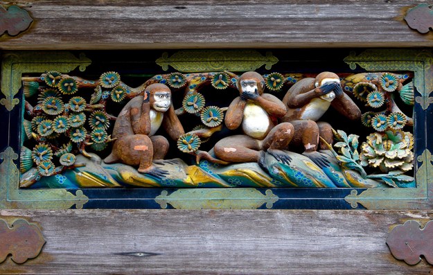 "Trzy mądre małpy" nad wejściem do stajni w kompleksie chramów Tōshō-gū w Nikkō /DAI KUROKAWA /PAP/EPA