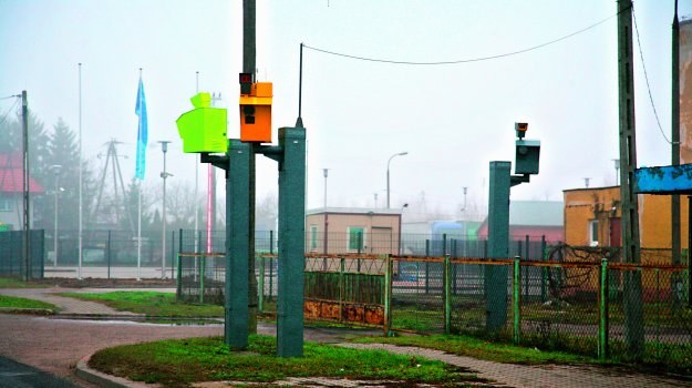 Trzy maszty ustawione jeden obok drugiego w Ostrowi Mazowieckiej są wykorzystywane do wykonywania prób urządzeń oraz ich legalizowania. /Motor