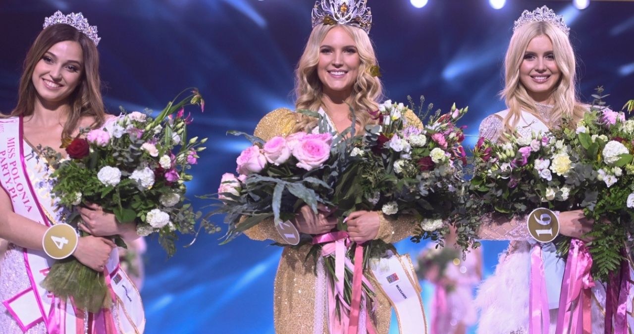 Trzy najwyżej ocenione kandydatki konkursu Miss Polonia, w tym zwyciężczyni - Krystyna Sokołowska /Jacek Kurnikowski /AKPA