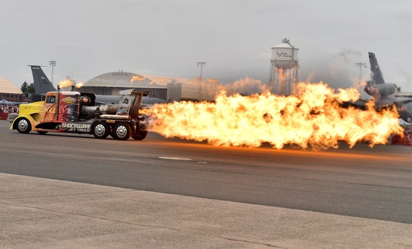 Trzy odrzutowe silniki Shockwave dosłownie plują strugami ognia /Getty Images